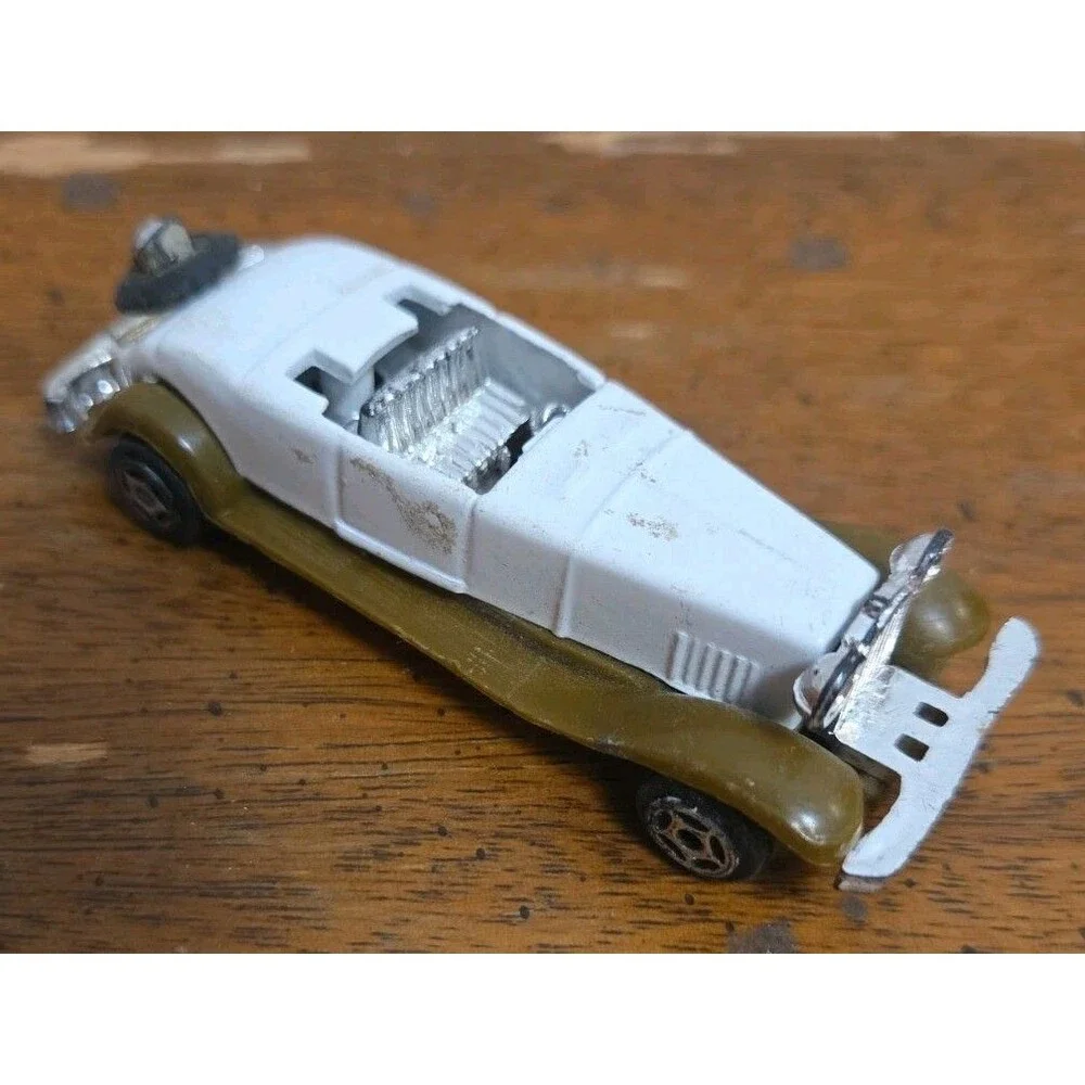 Vintage White Convertible Scale Model Toy 3.2 in Diecast/Plastic Car